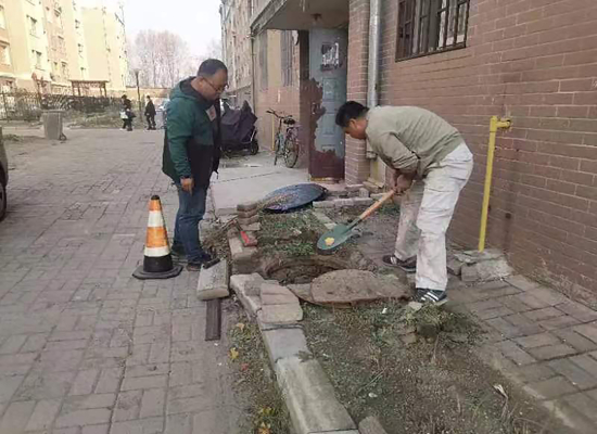 针对部分小区下水井盖破损、缺失问题，东盛社区网格员申传义协调联系维修工人，拆除破损井盖，补足缺失井盖。.jpg