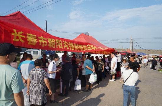 大集里的特殊“摊床”.JPG