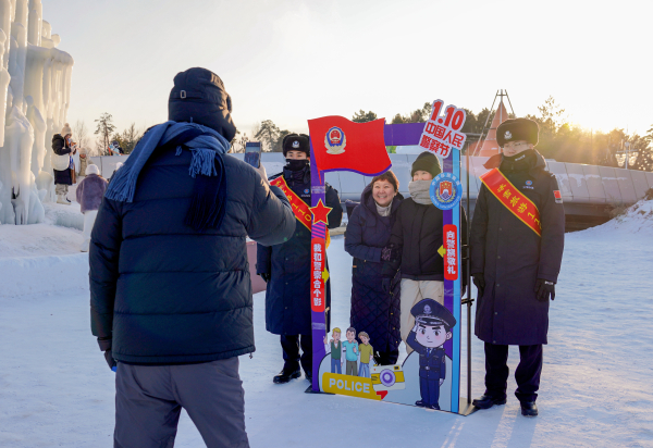 图为游客在“我与警察同框”前打卡6.李超摄.JPG